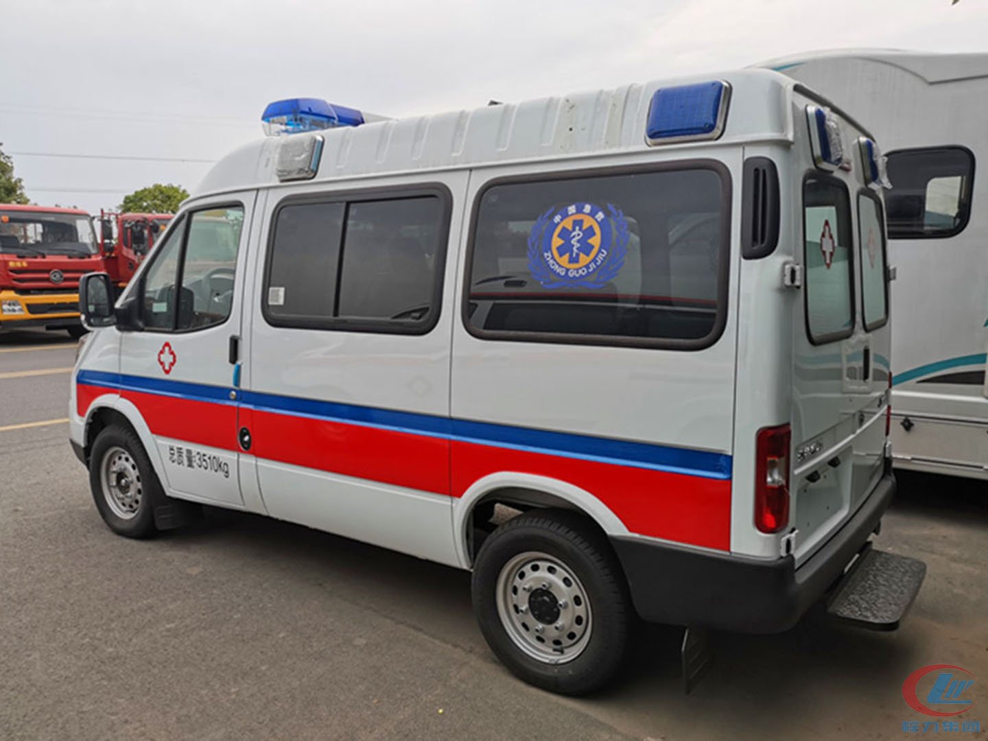 國(guó)六江鈴特順短軸中頂救護(hù)車(chē)