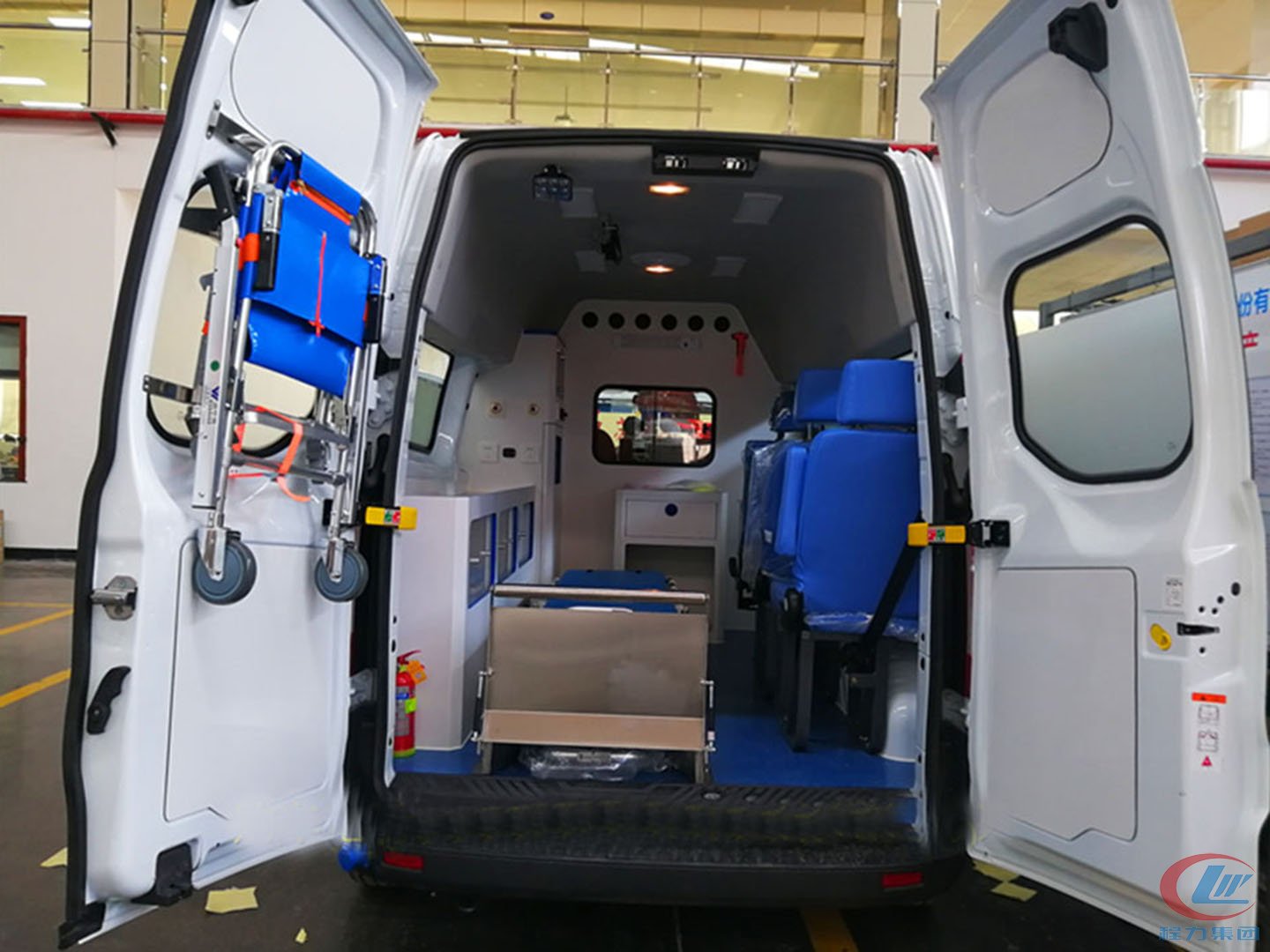 國六福特V362中軸中頂救護(hù)車