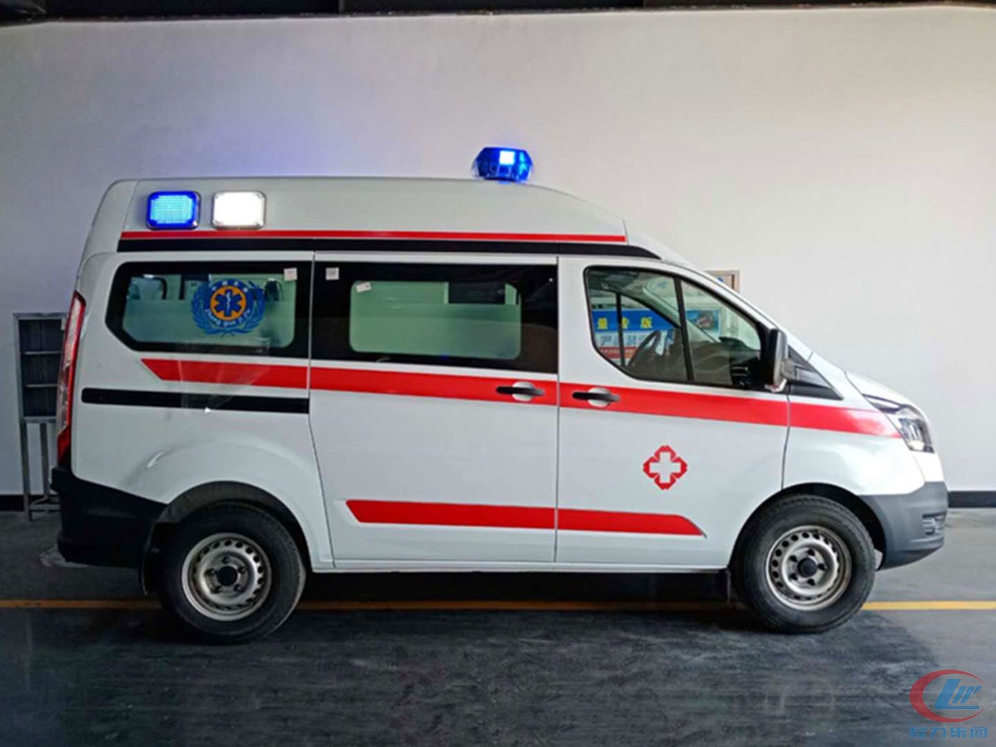國(guó)六福特V362短軸中頂救護(hù)車