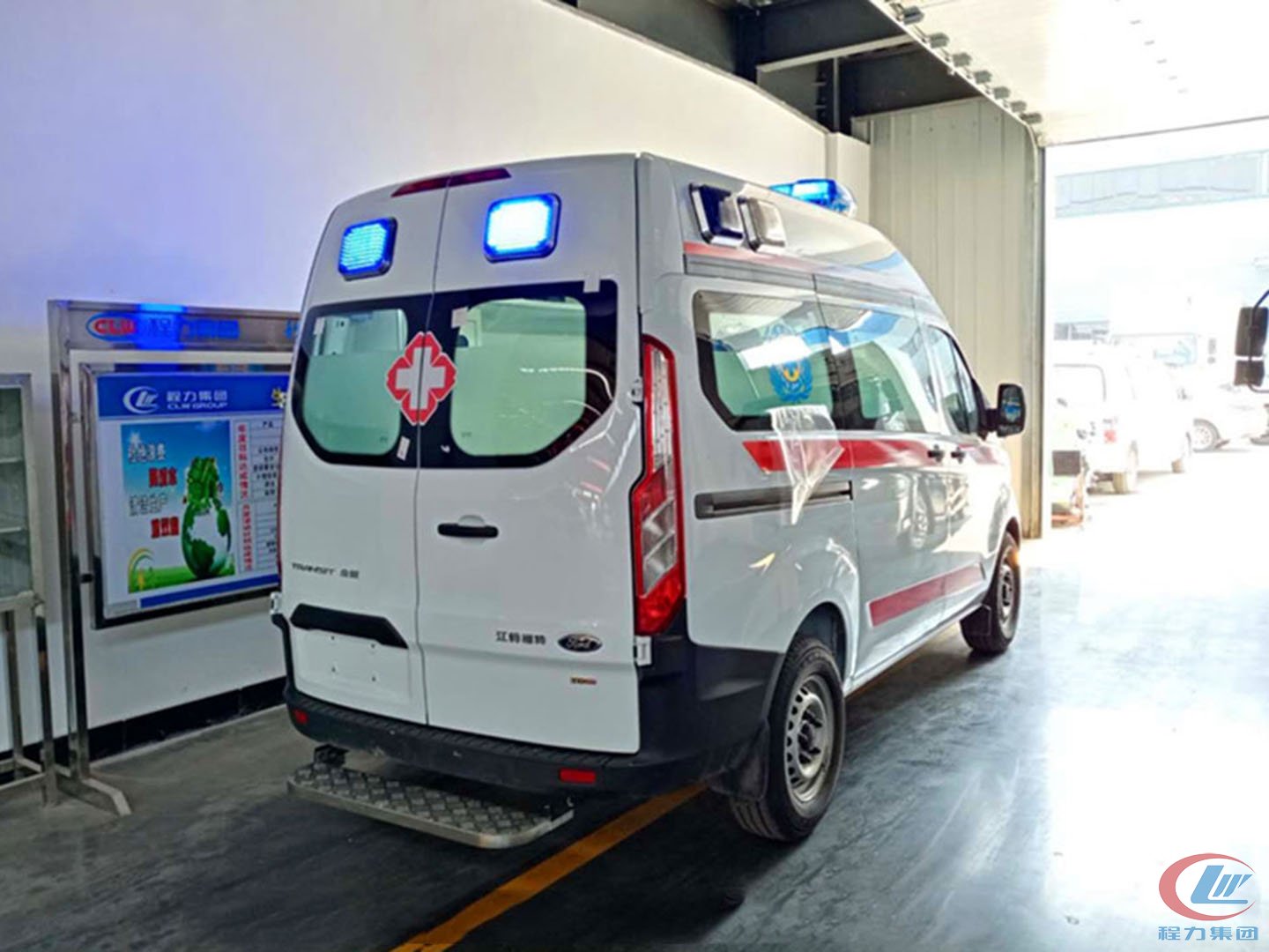 國(guó)六福特V362短軸中頂救護(hù)車