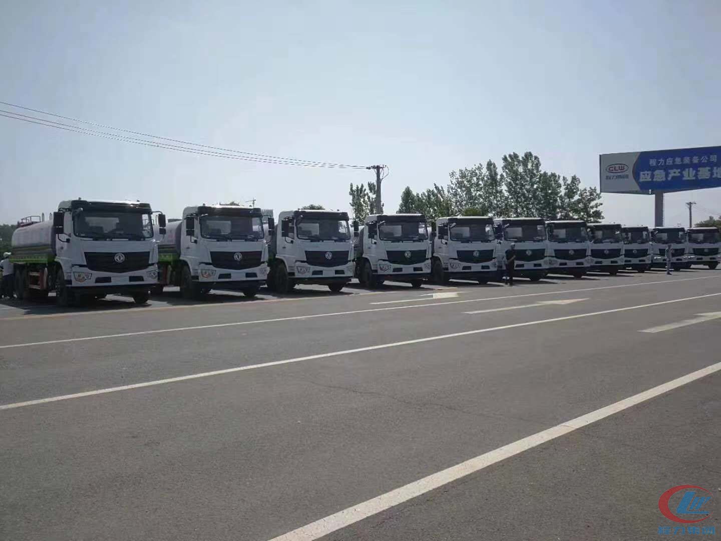 程力集團(tuán)國六東風(fēng)D3L后雙橋抑塵灑水車十臺齊發(fā)