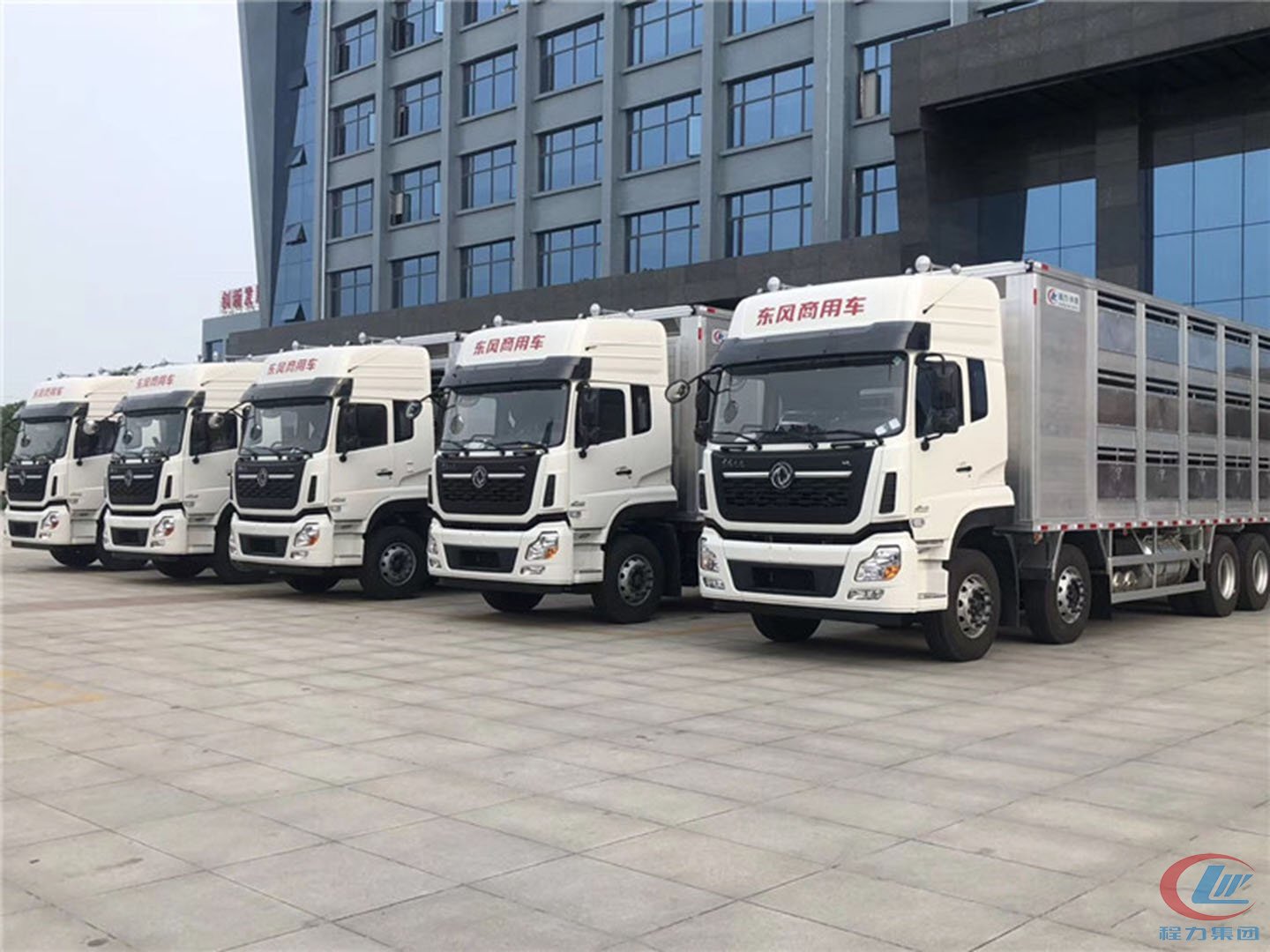 東風(fēng)天龍前四后八9.6米全鋁合金恒溫運(yùn)豬車(chē)
