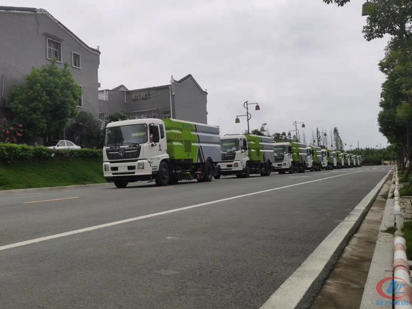 程力集團(tuán)東風(fēng)天錦洗掃車批量交車