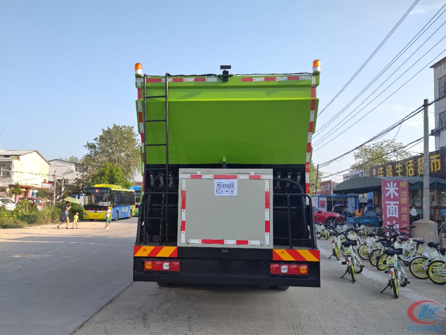 國(guó)六陜汽德龍前四后八同步碎石封層車