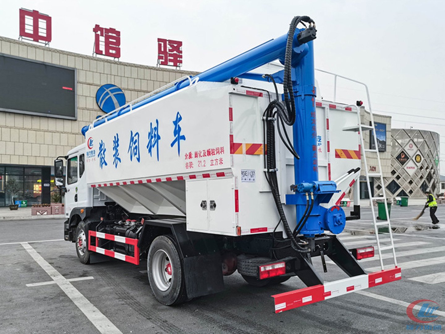 東風(fēng)多利卡D9國(guó)六散裝飼料運(yùn)輸車