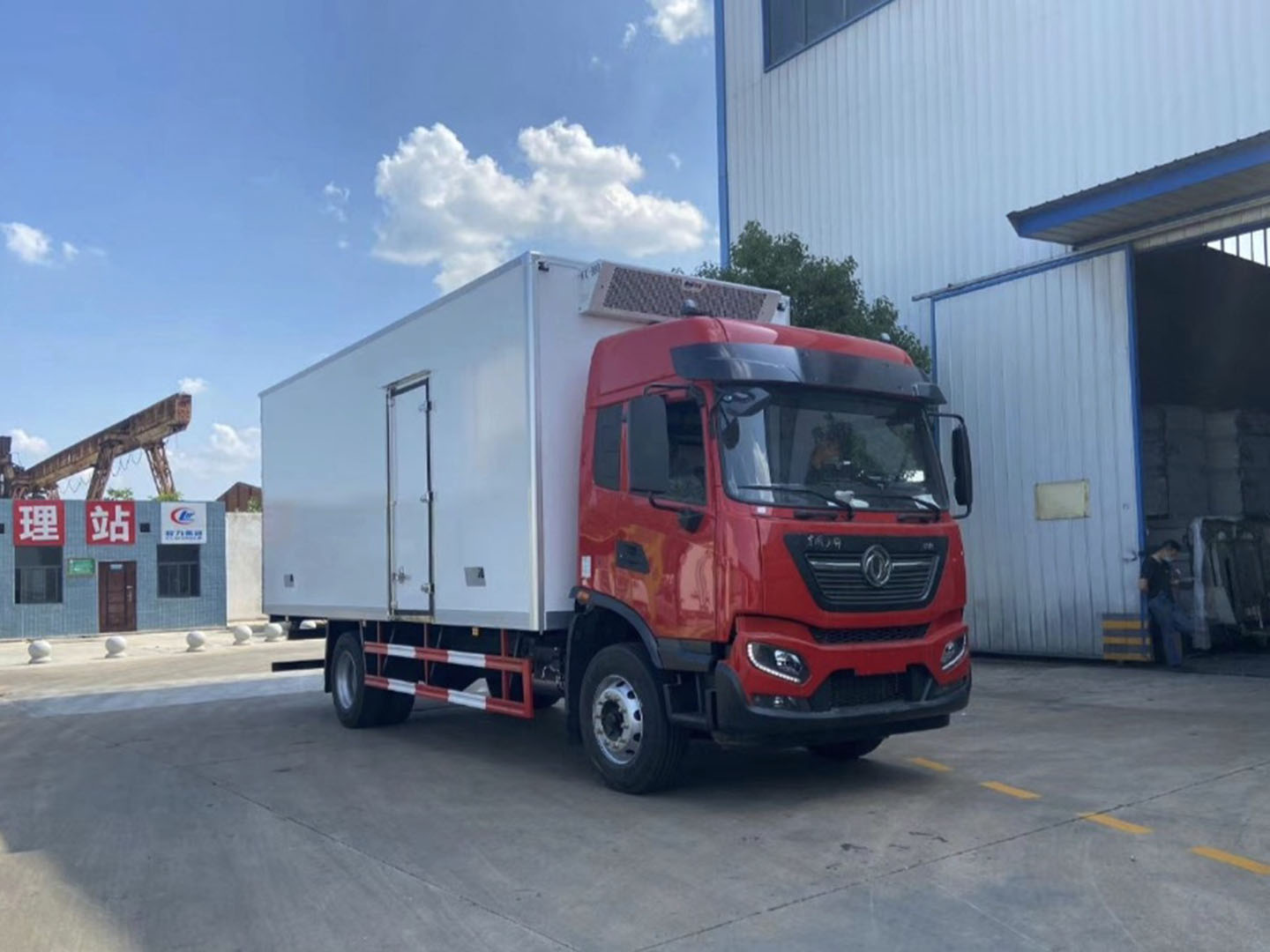 國(guó)六東風(fēng)天錦7.8米冷藏車(chē)