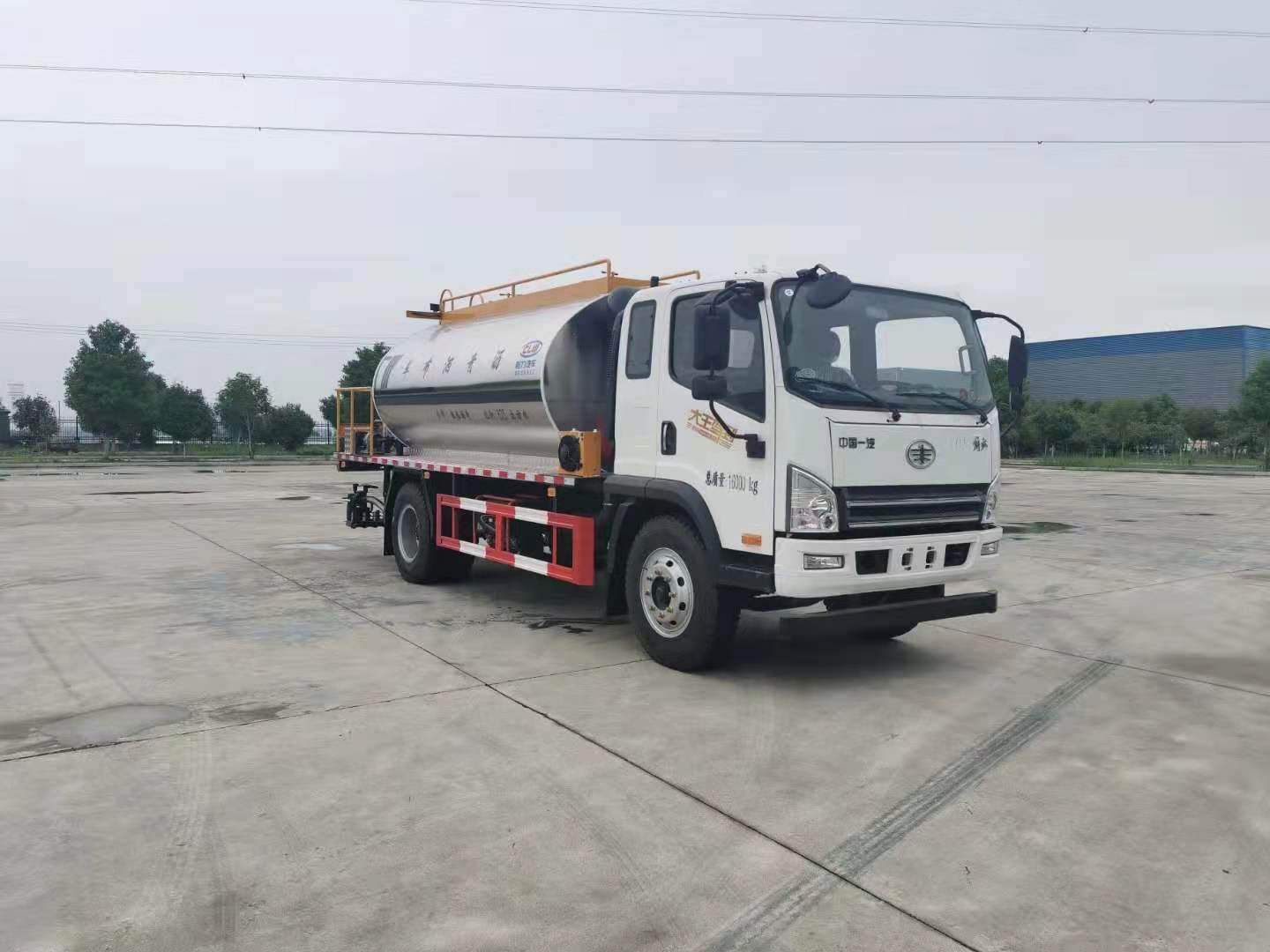 國(guó)六解放9.3立方智能型瀝青灑布車