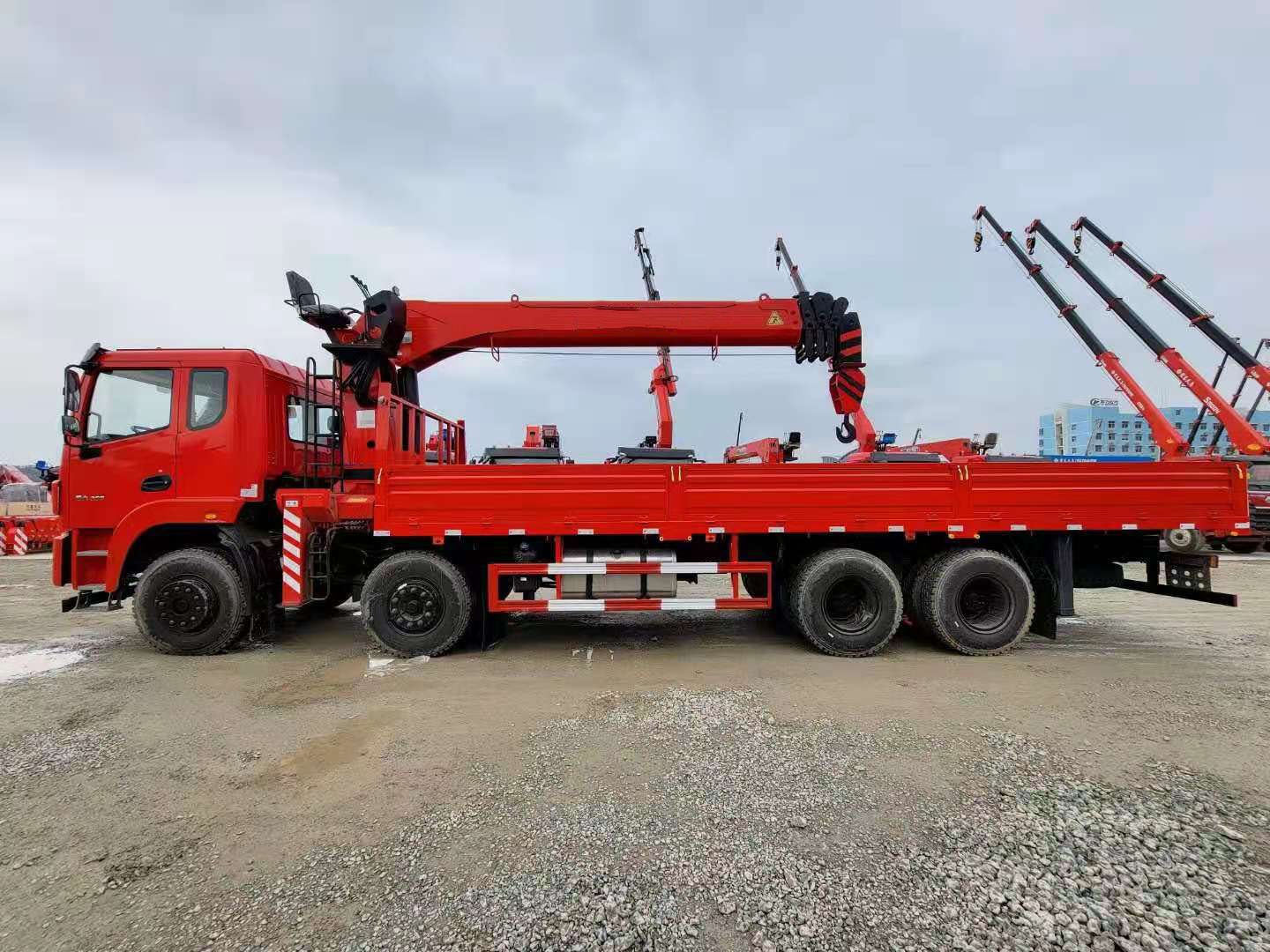 國(guó)六東風(fēng)錦程V6前四后八隨車(chē)吊