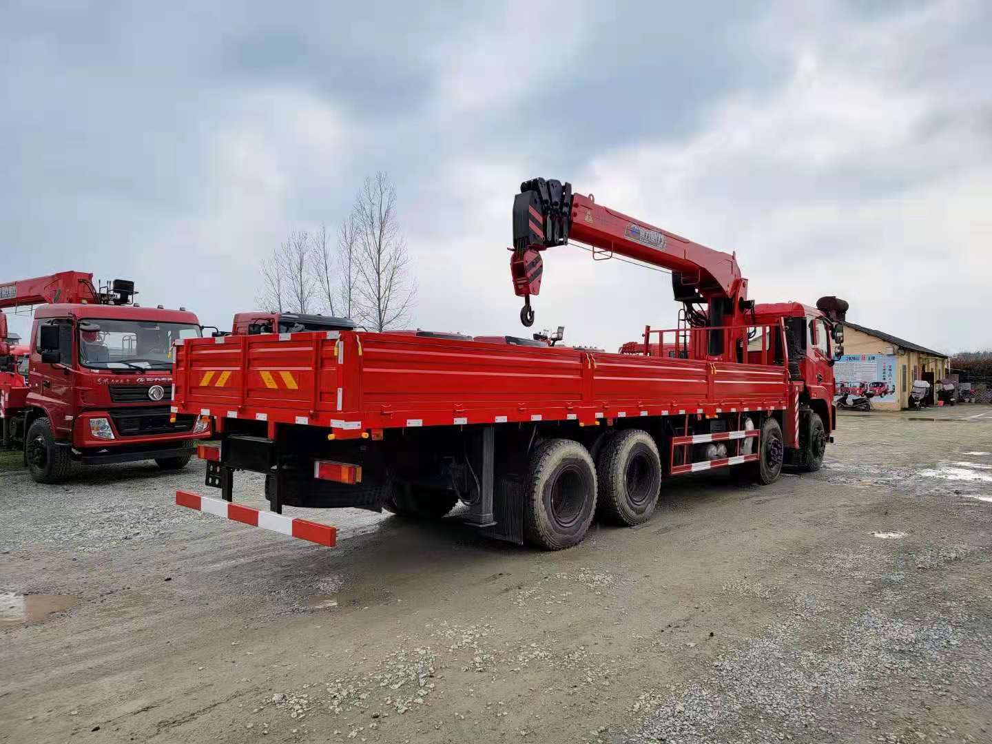國(guó)六東風(fēng)錦程V6前四后八隨車(chē)吊