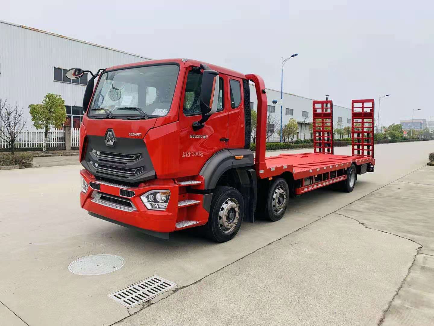 國(guó)六重汽豪沃小三軸平板運(yùn)輸車(chē)
