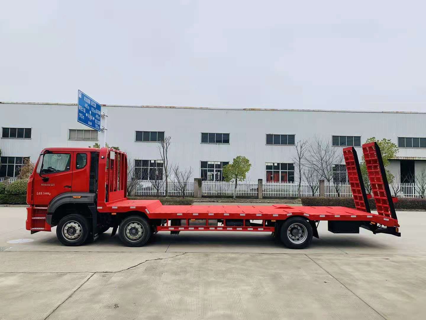 國(guó)六重汽豪沃小三軸平板運(yùn)輸車(chē)