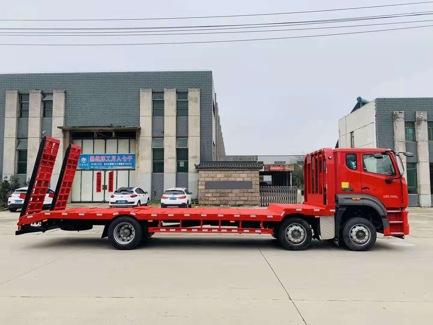 國(guó)六重汽豪沃小三軸平板運(yùn)輸車(chē)