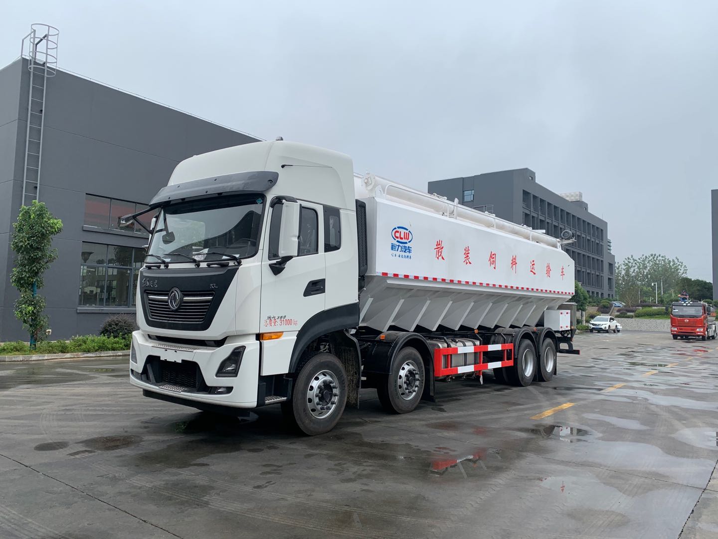 國六東風(fēng)天龍前四后八散裝飼料運(yùn)輸車