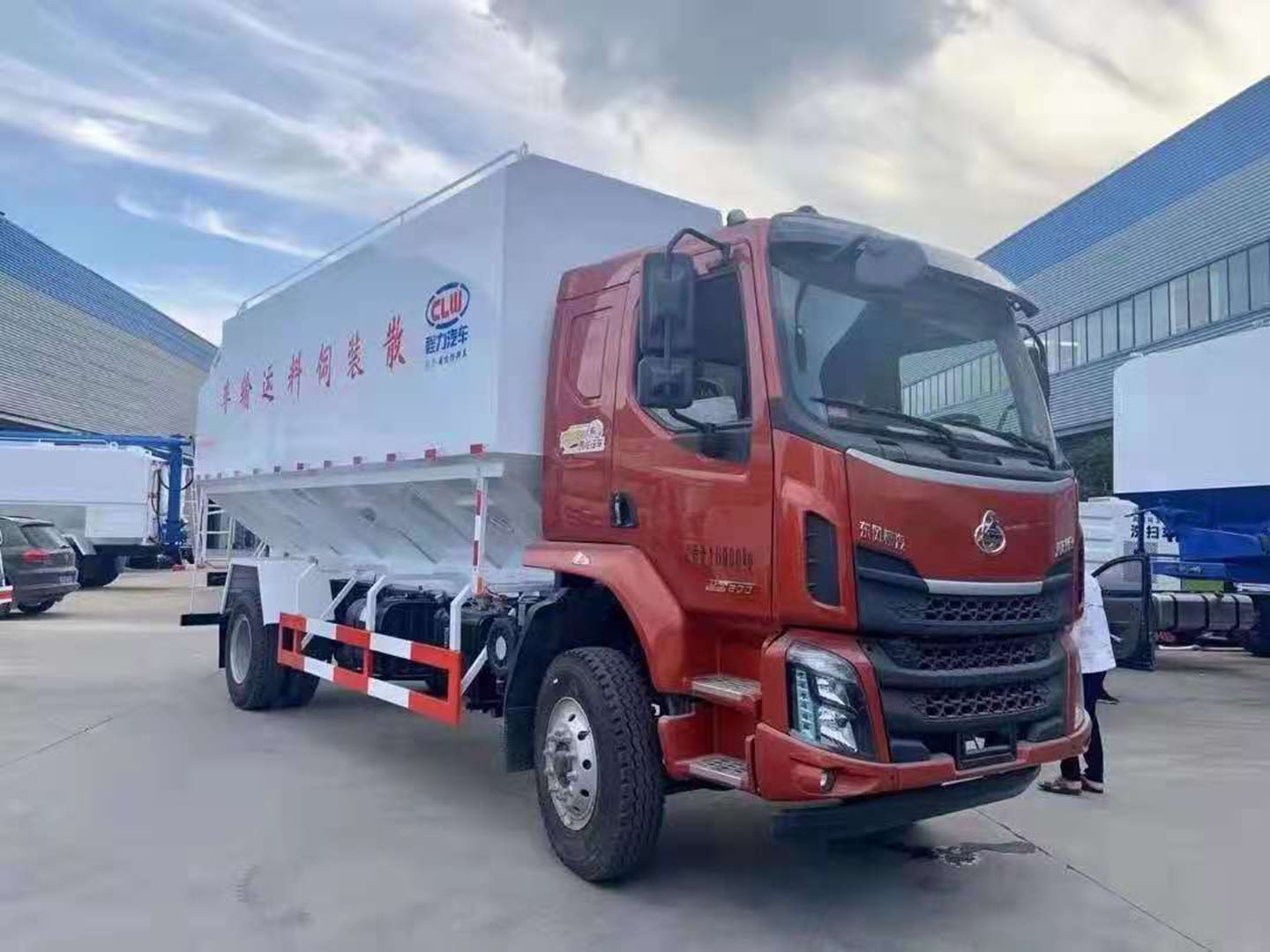 國(guó)六東風(fēng)柳汽乘龍26方散裝飼料車
