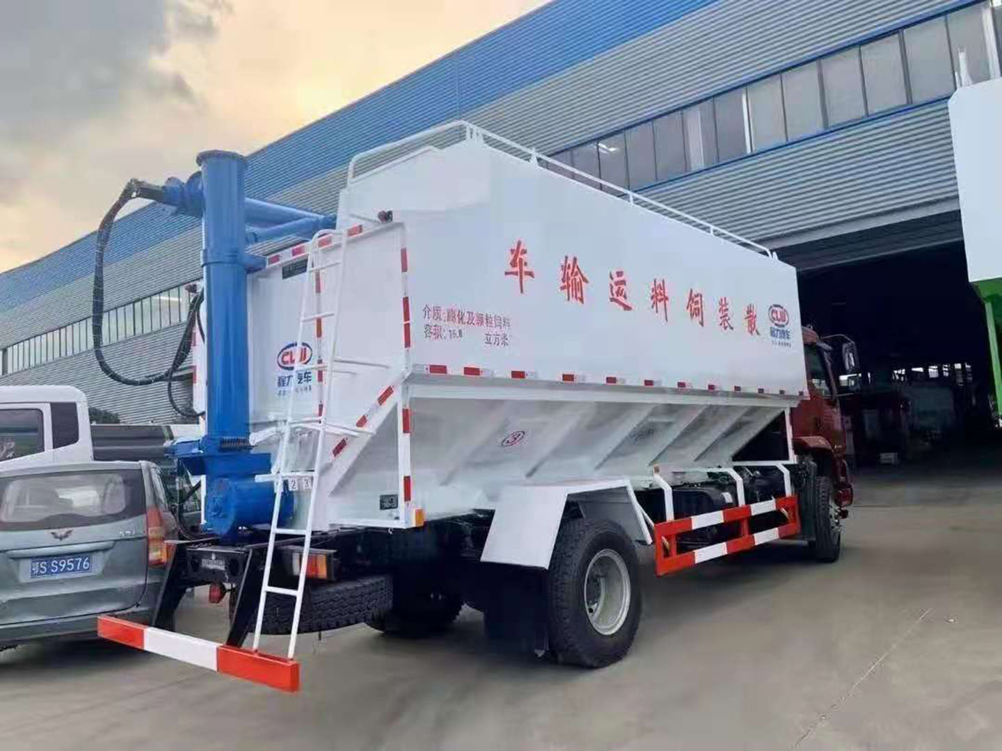 國(guó)六東風(fēng)柳汽乘龍26方散裝飼料車