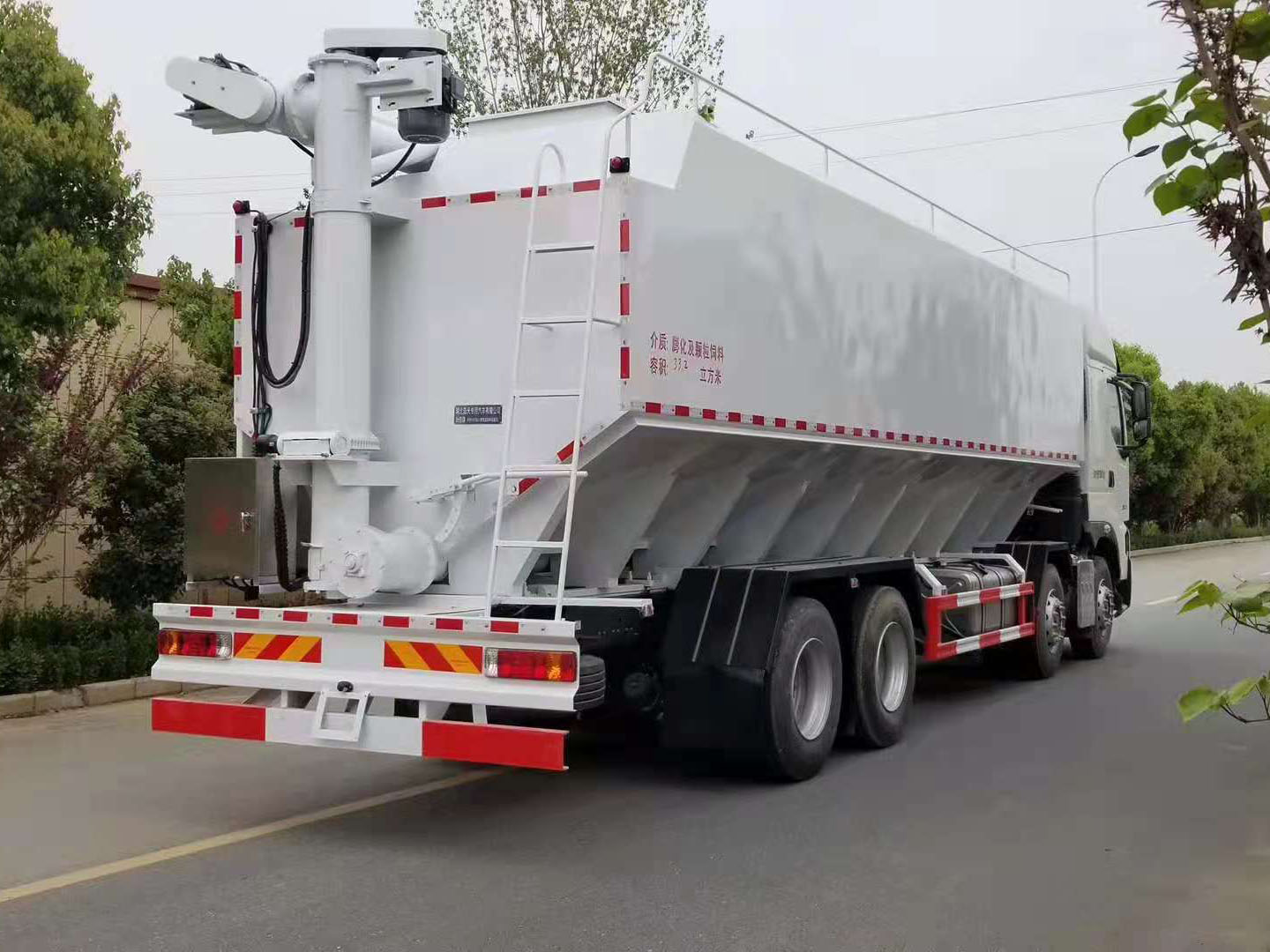 國(guó)六東風(fēng)柳汽乘龍前四后八40方散裝飼料車