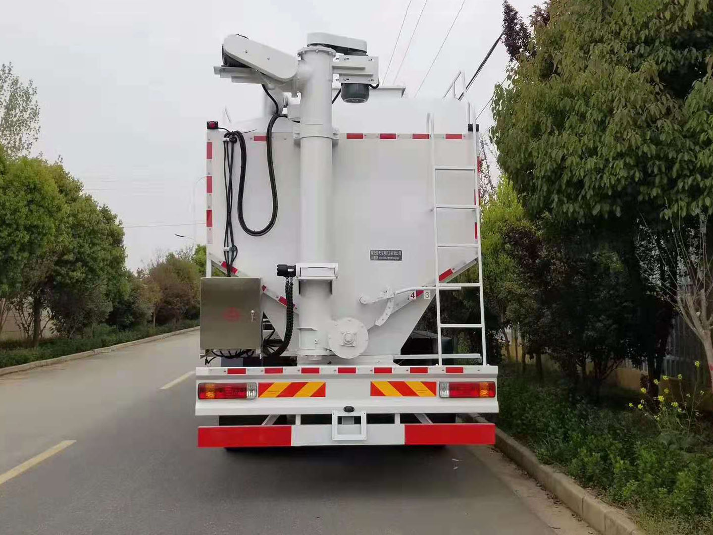 國(guó)六東風(fēng)柳汽乘龍前四后八40方散裝飼料車