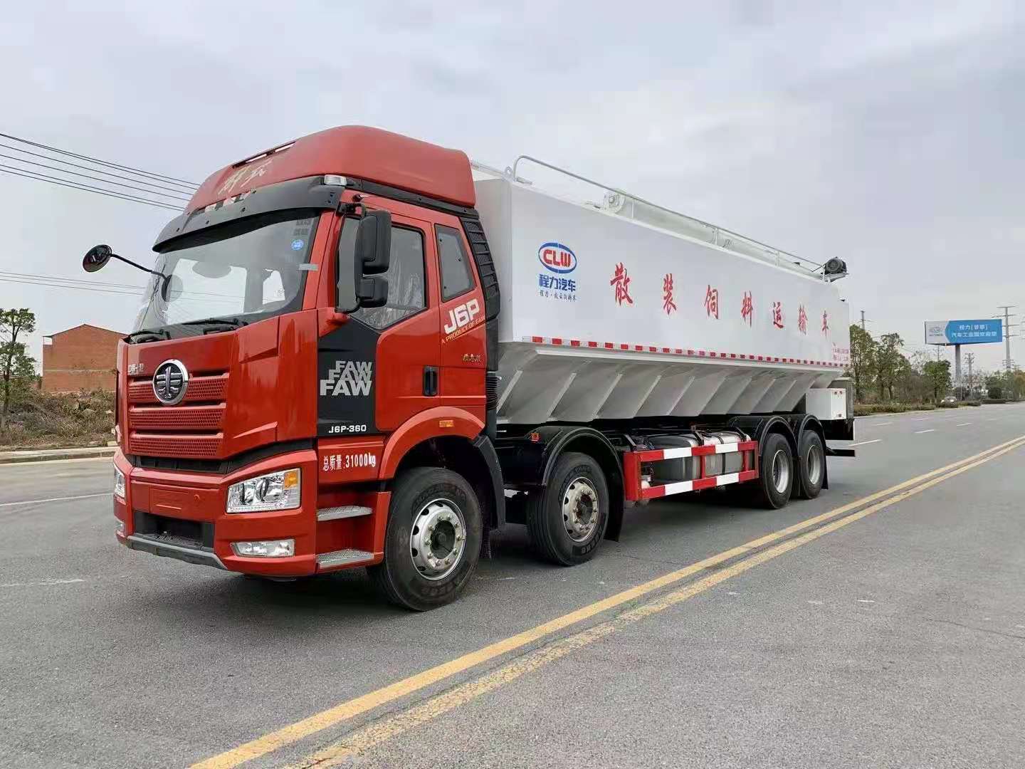 國(guó)六解放J6前四后八散裝飼料運(yùn)輸車(chē)