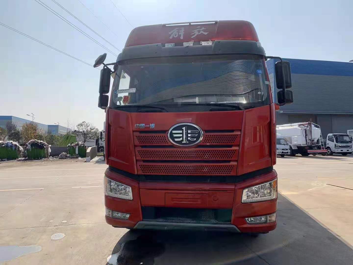 國(guó)六解放J6前四后八散裝飼料運(yùn)輸車(chē)