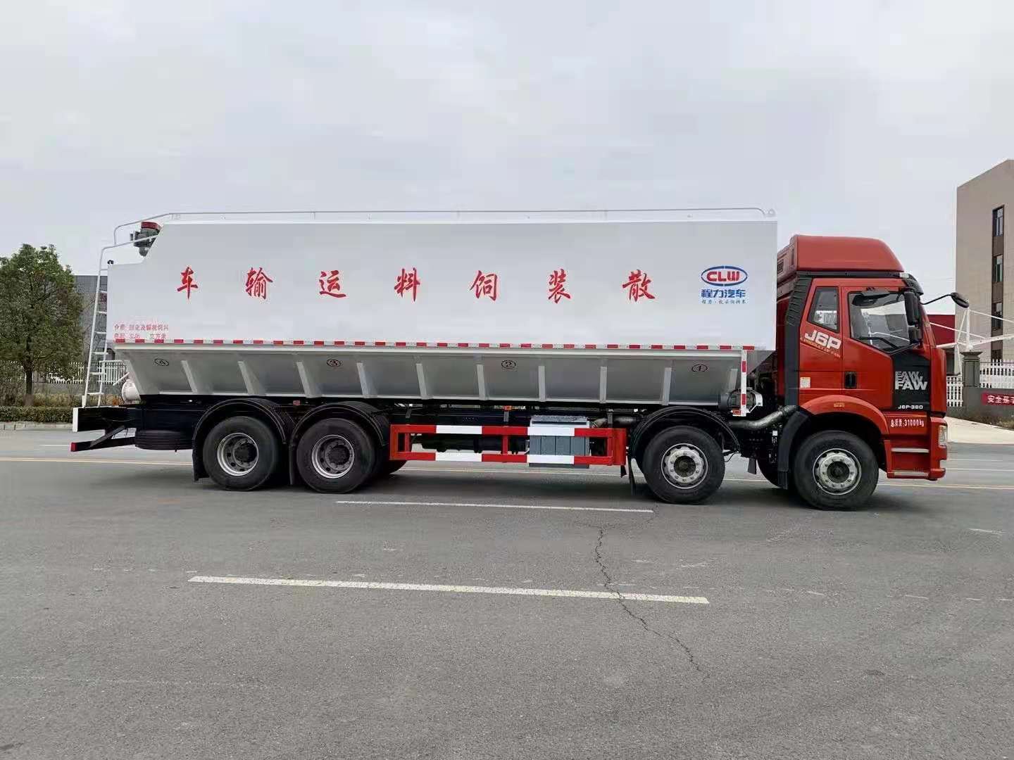 國(guó)六解放J6前四后八散裝飼料運(yùn)輸車(chē)