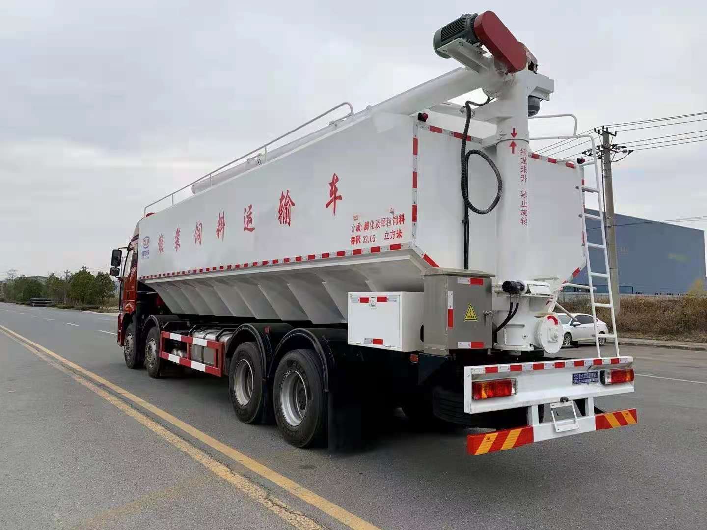 國(guó)六解放J6前四后八散裝飼料運(yùn)輸車(chē)