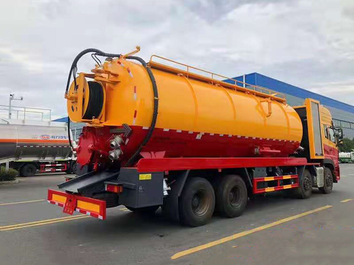 國六東風(fēng)天龍前四后八清洗吸污車