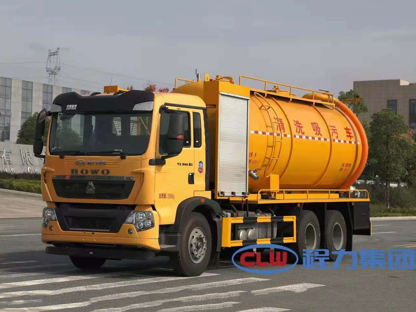 國(guó)六重汽豪沃TX后八輪清洗吸污車