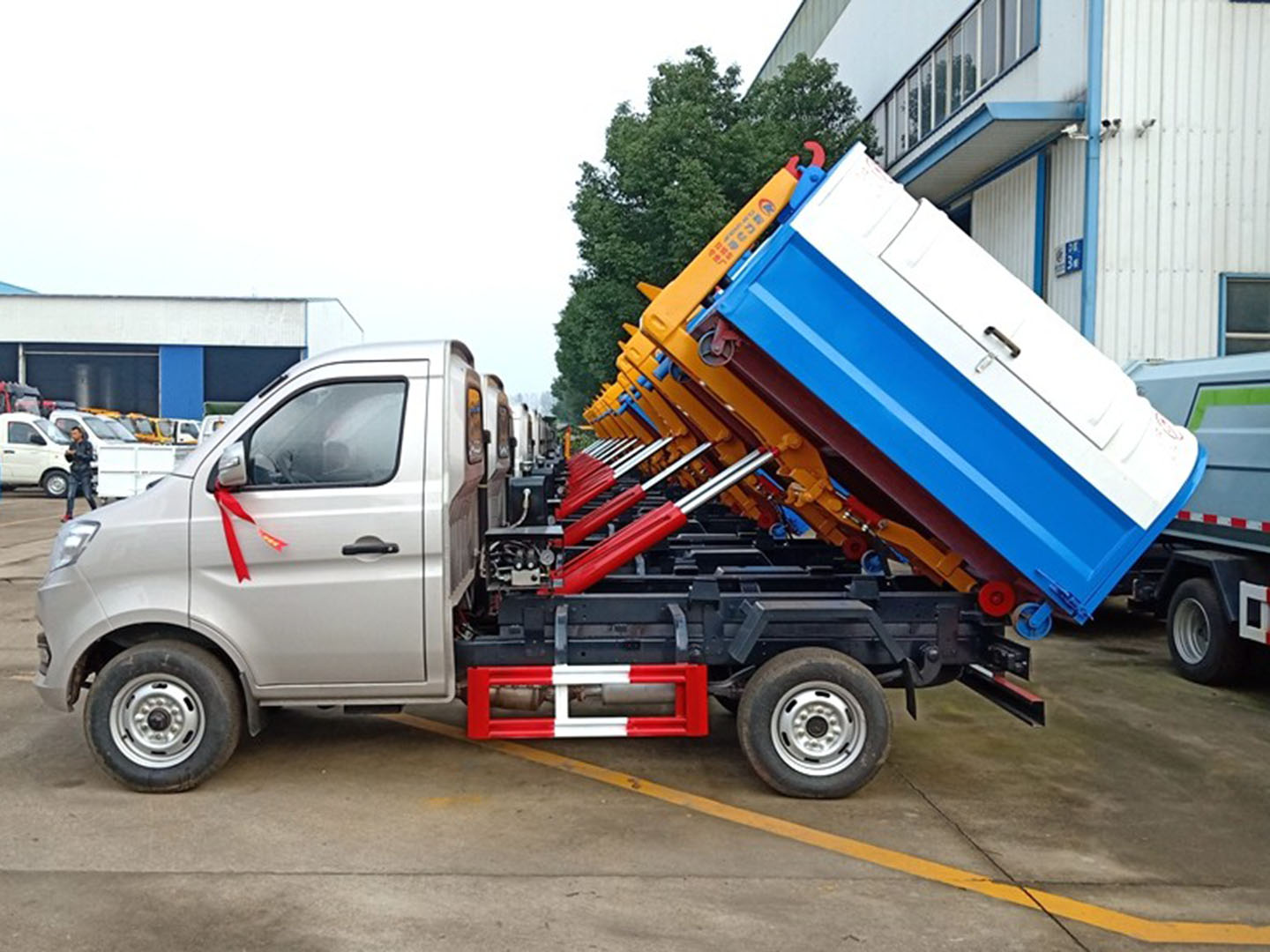 程力集團國六長安勾臂垃圾車批量發(fā)車