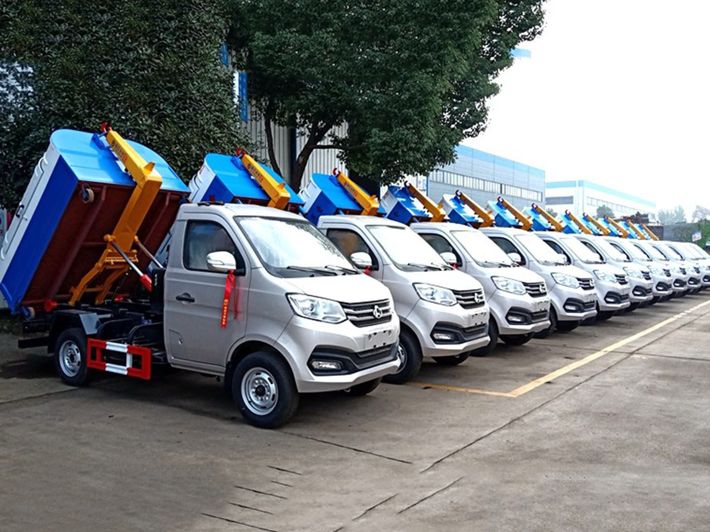 程力集團國六長安勾臂垃圾車批量發(fā)車