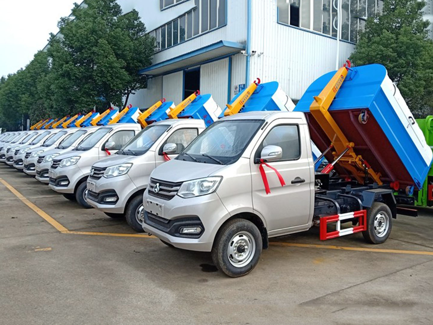 程力集團國六長安勾臂垃圾車批量發(fā)車