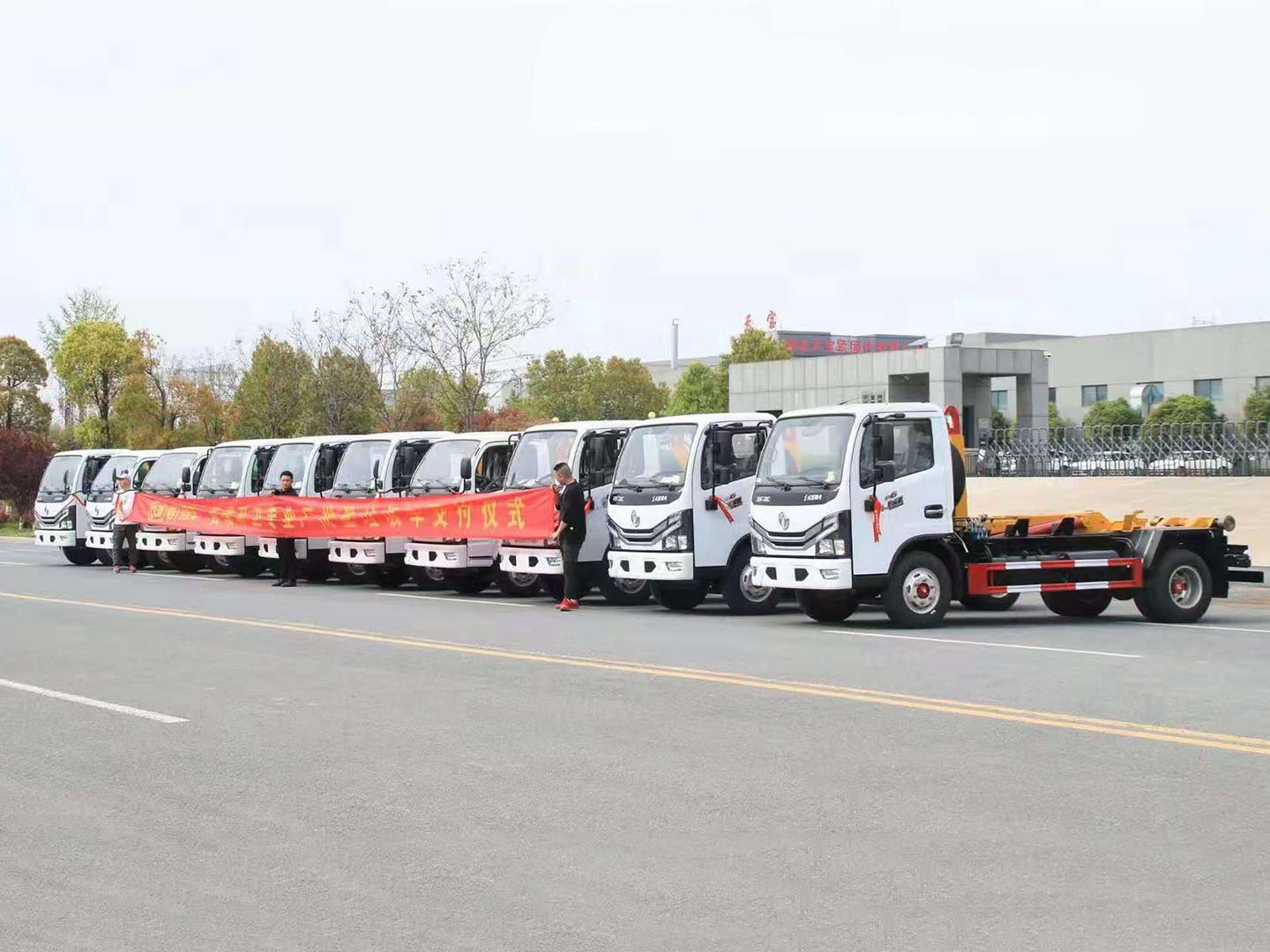 程力集團東風多利卡拉臂垃圾車批量發(fā)車 