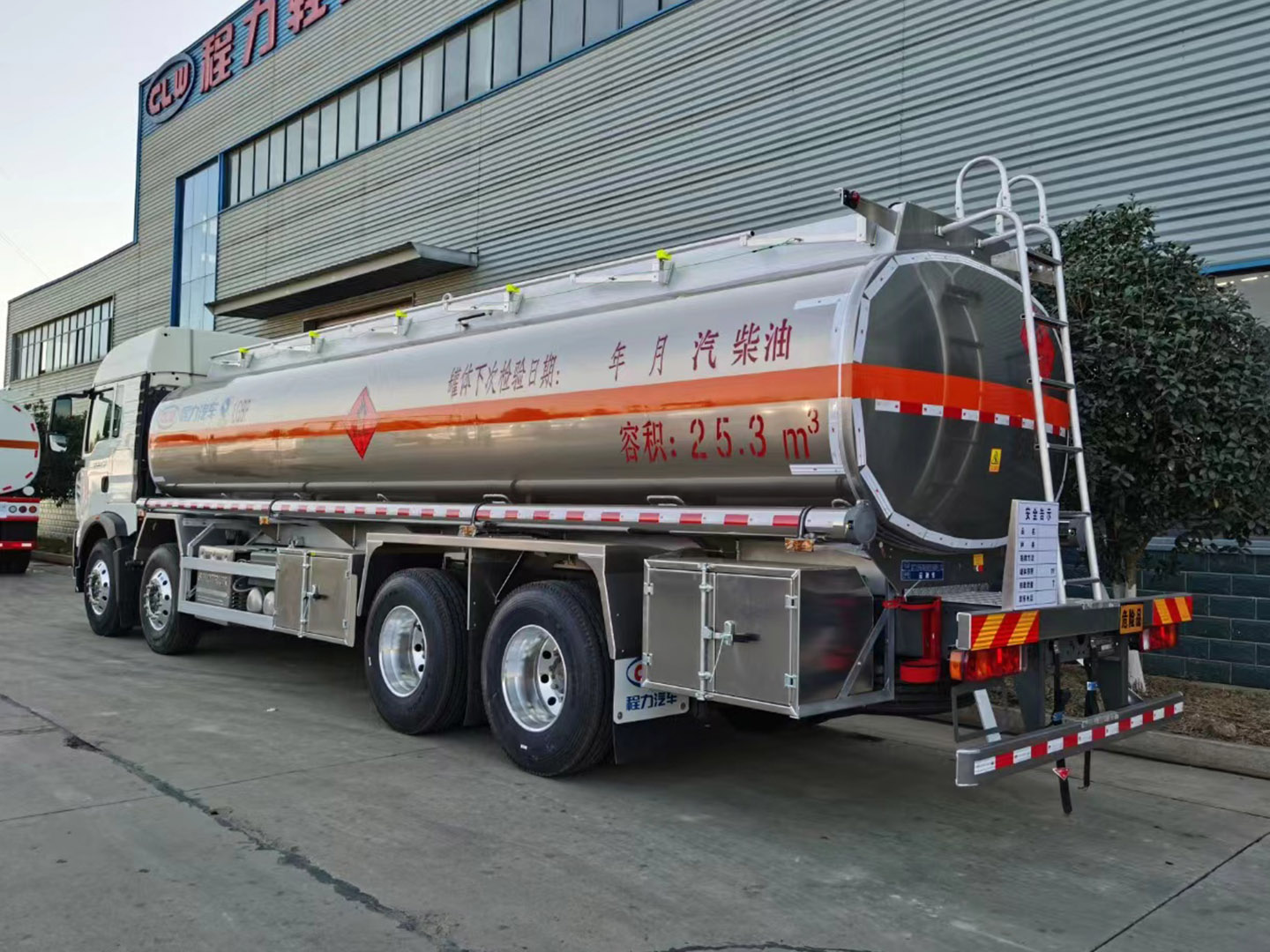 國(guó)六重汽豪沃前四后八25.5方油罐車(chē)