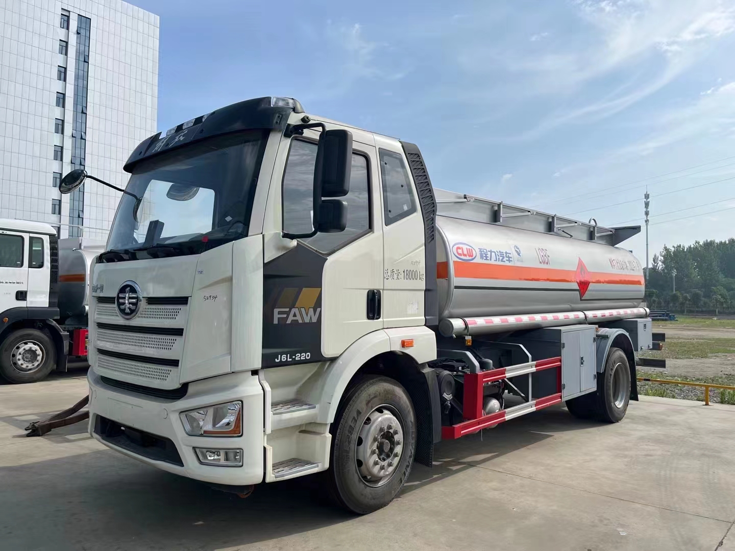 國六解放J6L運(yùn)油車