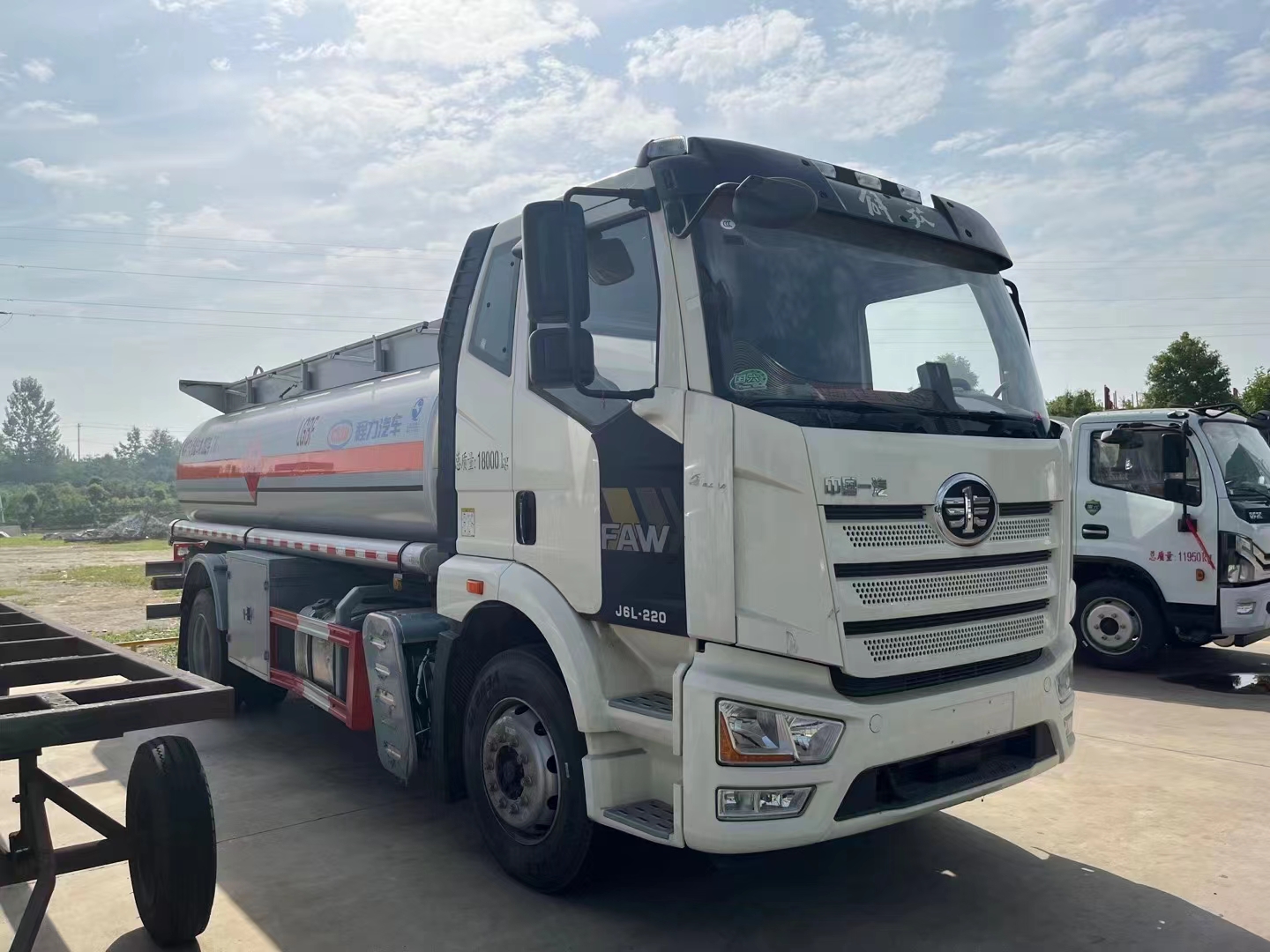 國六解放J6L運(yùn)油車