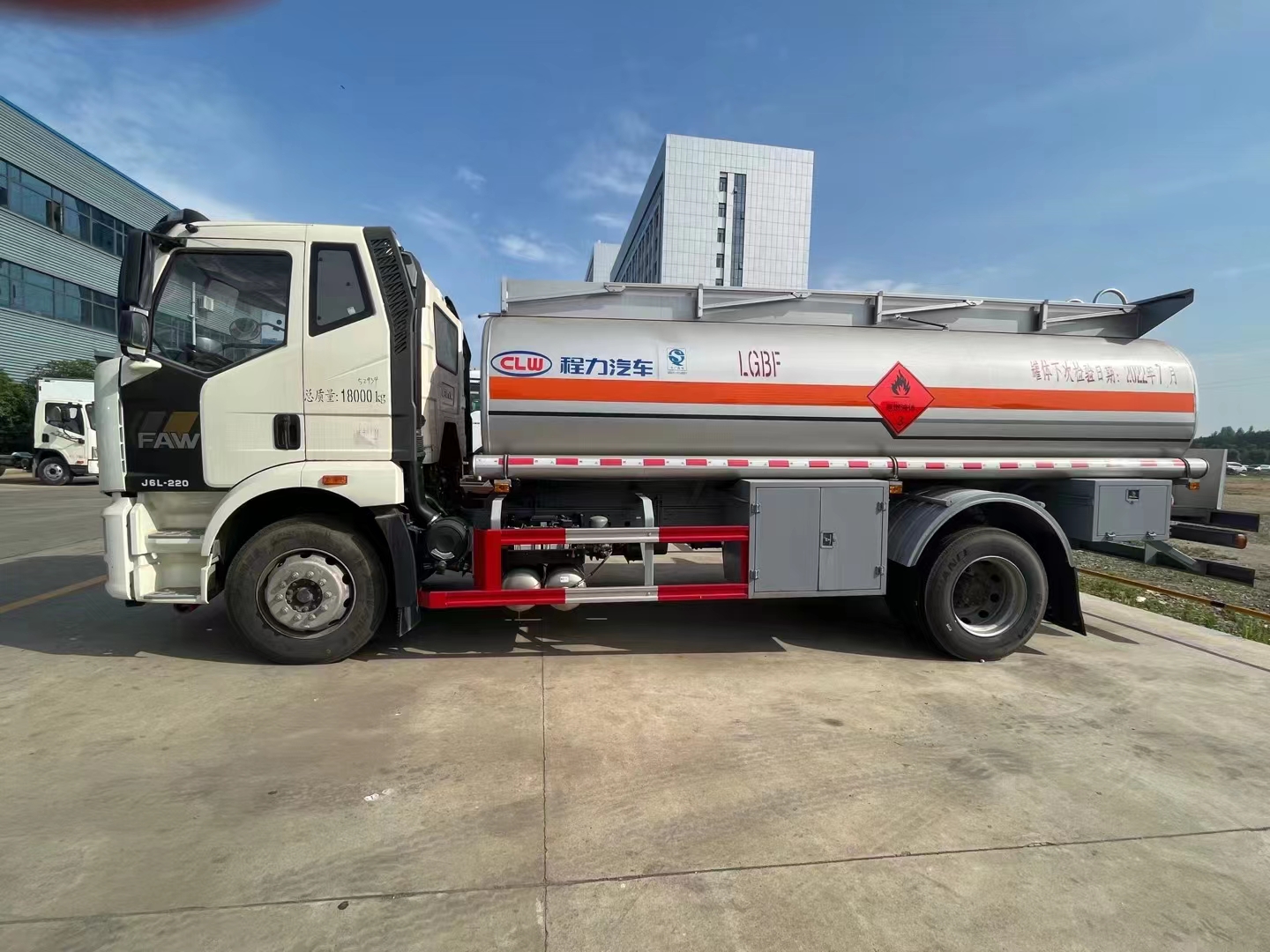 國六解放J6L運(yùn)油車