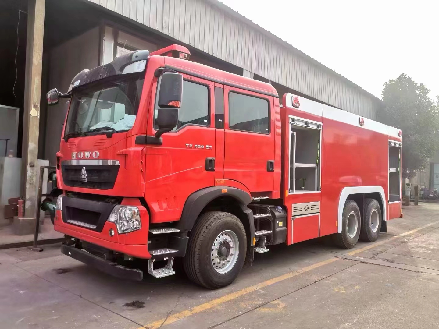 國(guó)六重汽豪沃12噸水罐消防車(chē)