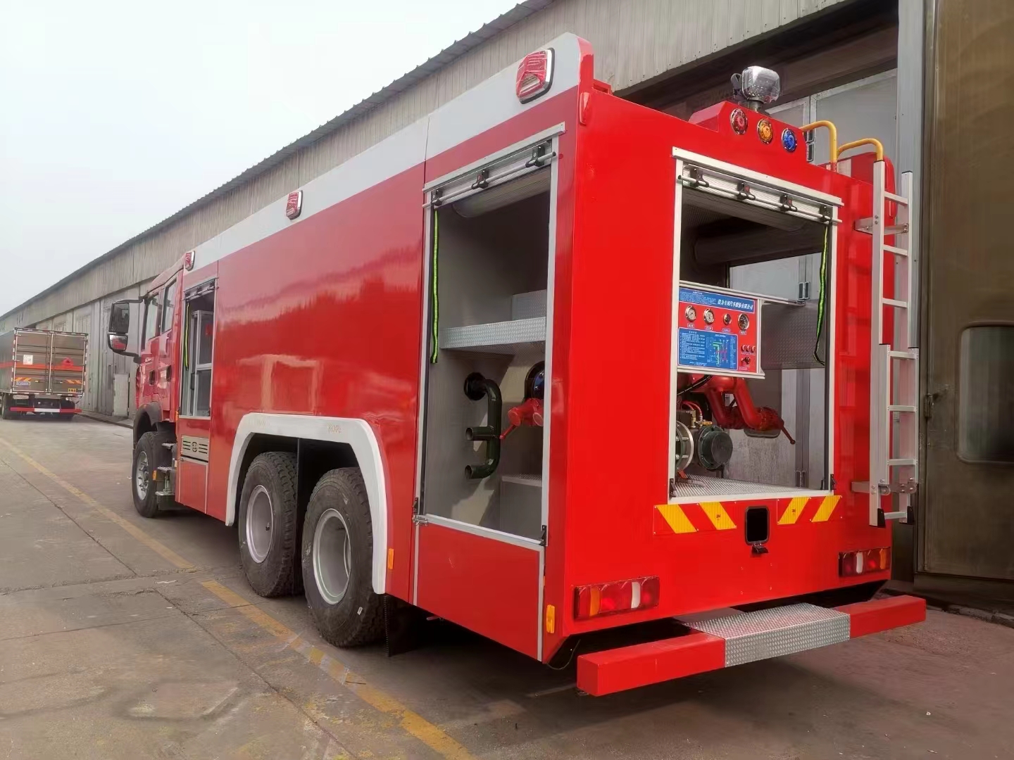 重汽豪沃12噸水罐消防車(chē)