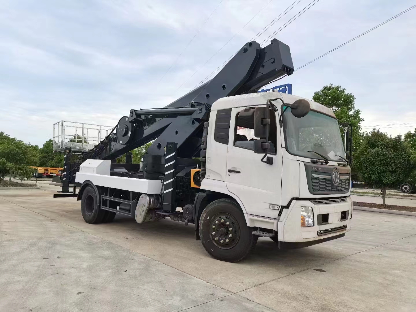 國六東風天錦45米高空作業(yè)車側(cè)面圖