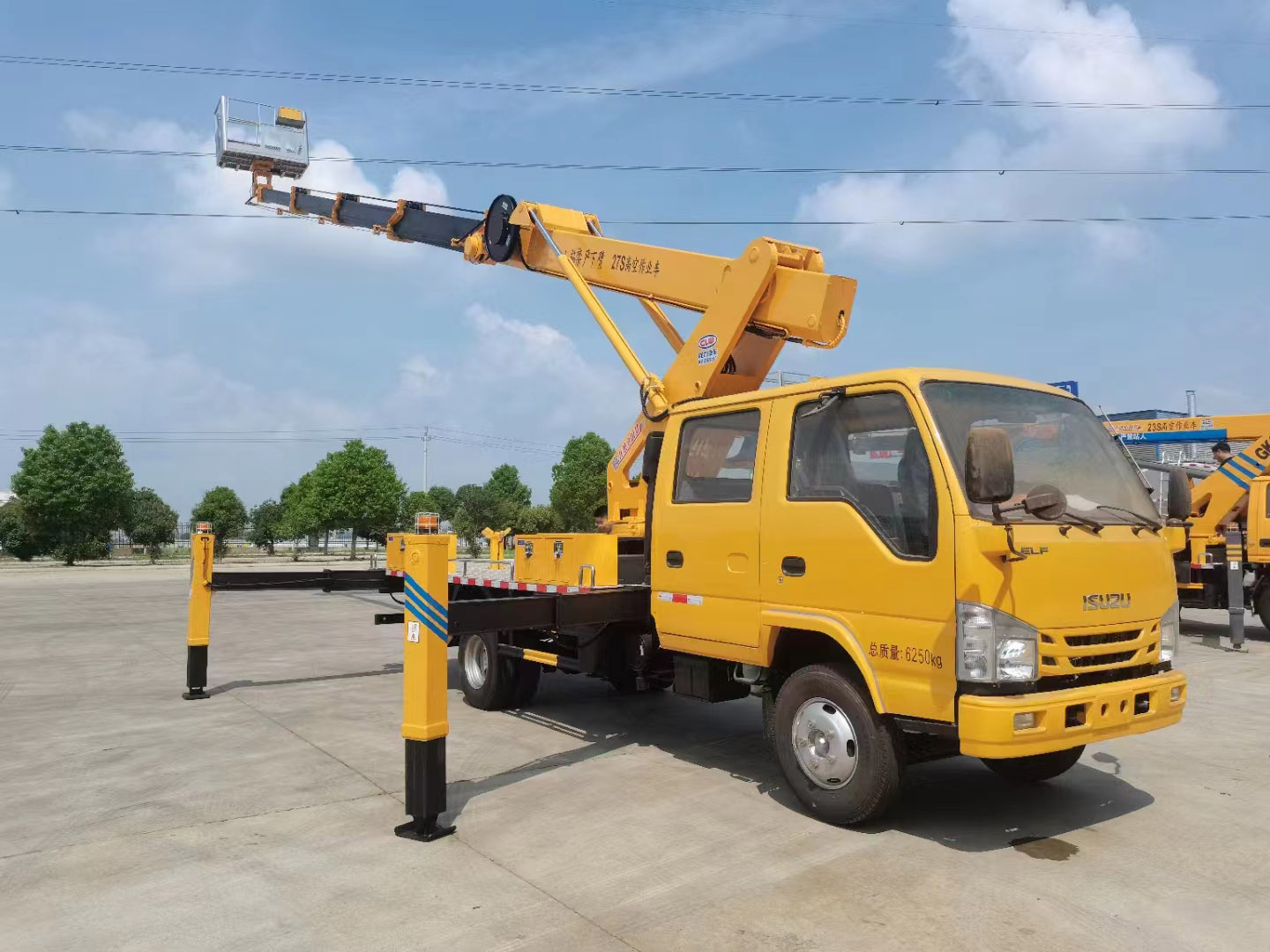 國(guó)六五十鈴雙排27米高空作業(yè)車側(cè)面圖