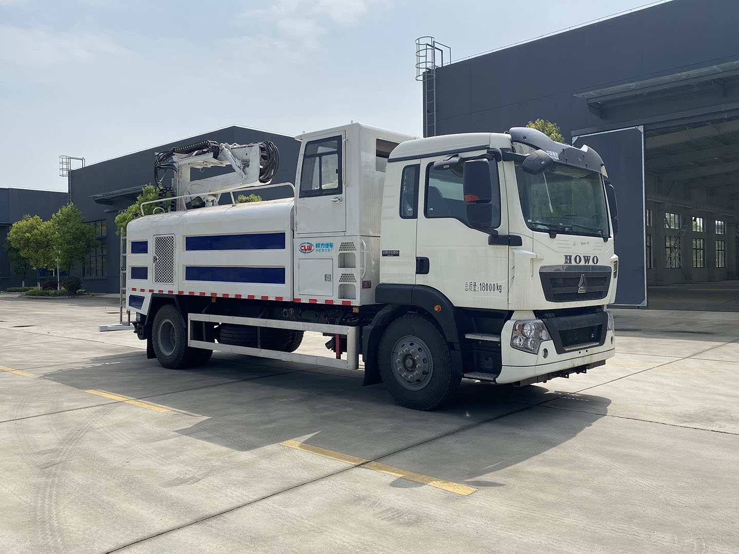 國(guó)六重汽豪沃隔音屏清洗車