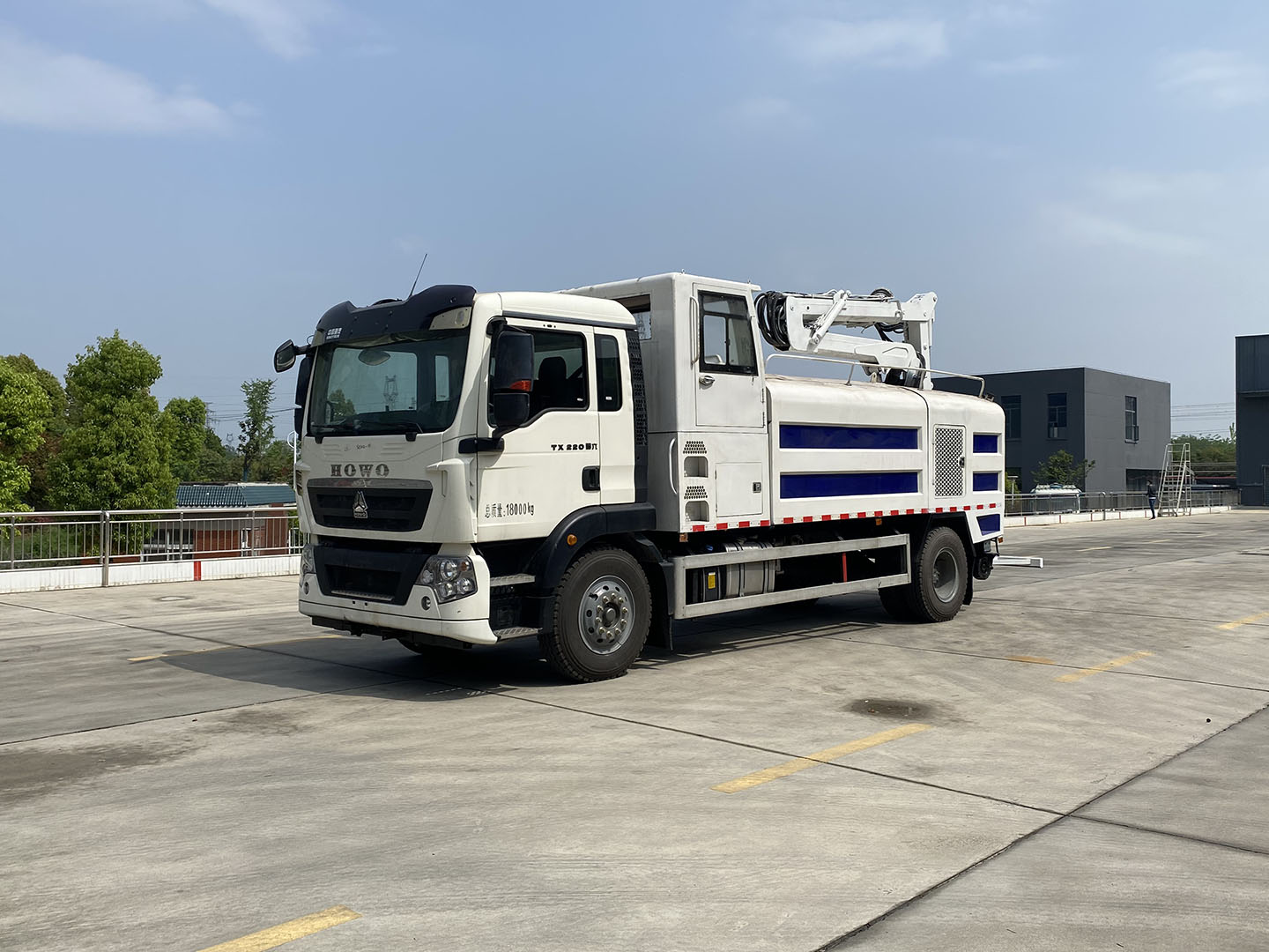 國(guó)六重汽豪沃隔音屏清洗車