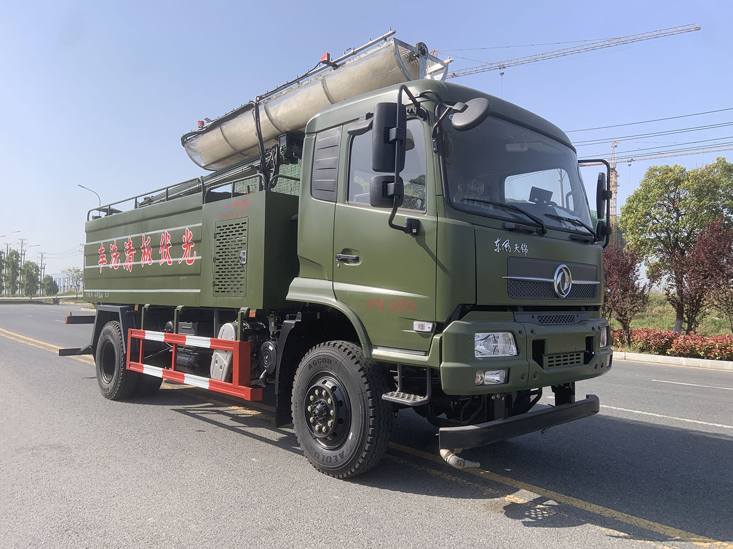 國六東風(fēng)天錦四驅(qū)光伏板清洗車