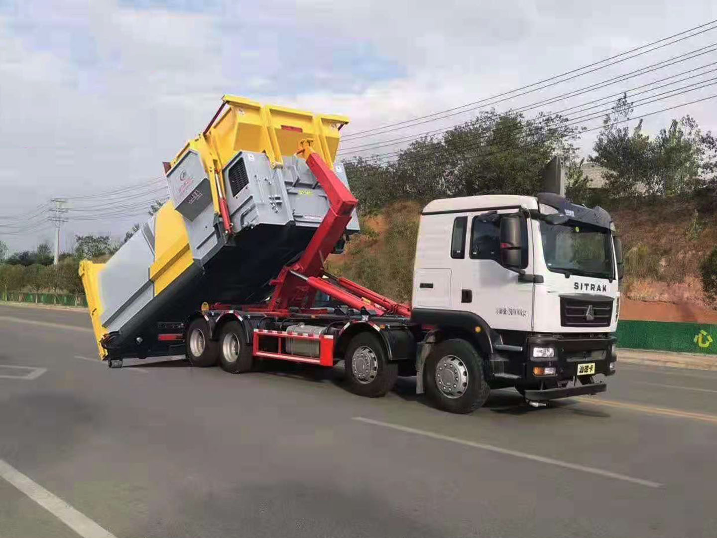 國(guó)六重汽汕德卡前四后八勾臂垃圾車圖片