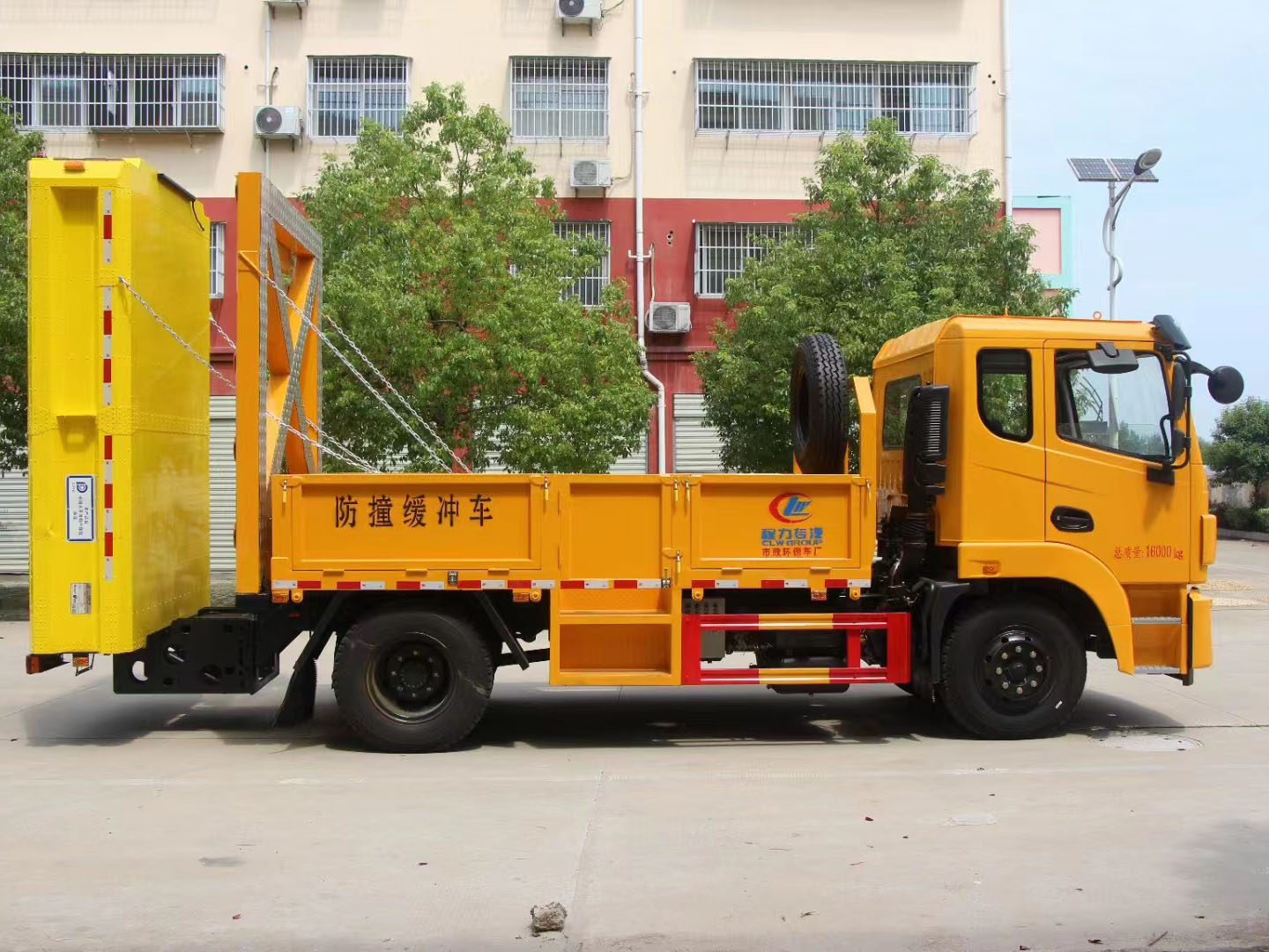 東風(fēng)錦程單橋防撞緩沖車正面圖