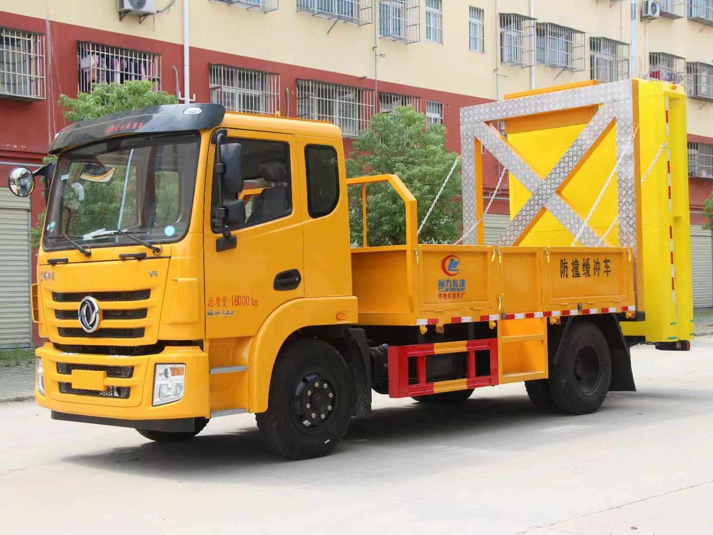 東風(fēng)錦程單橋防撞緩沖車正面圖