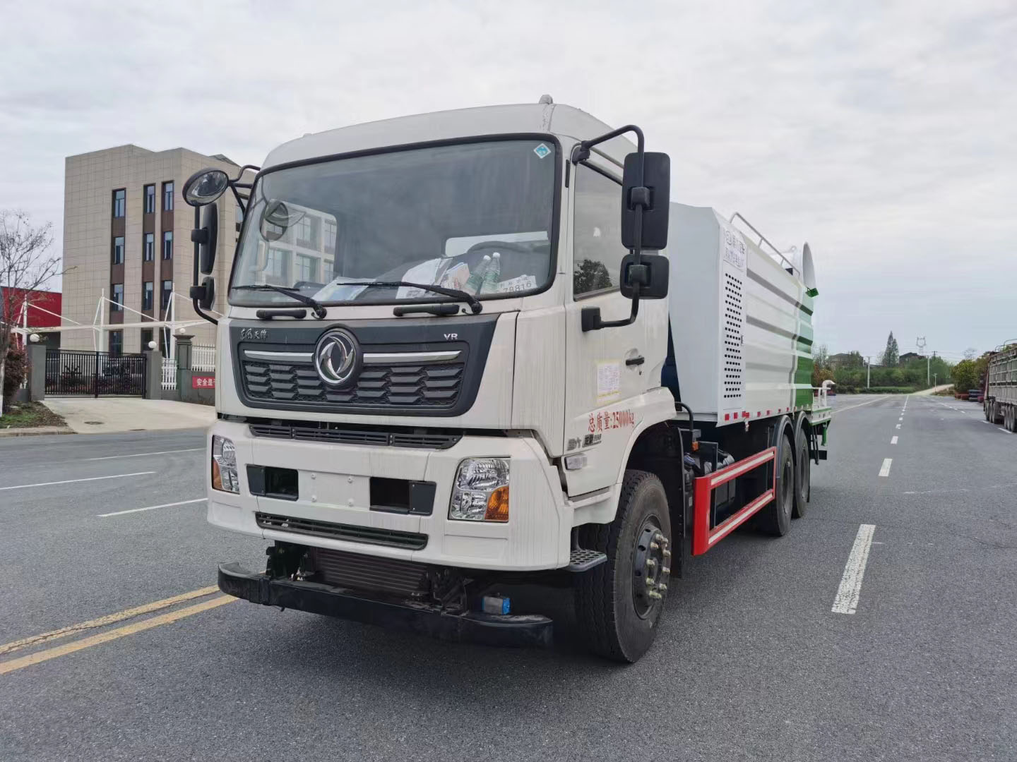 東風(fēng)天錦后雙橋多功能抑塵車