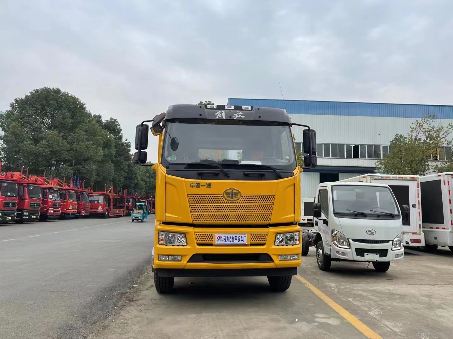 國(guó)六解放J6前四后四平板運(yùn)輸車