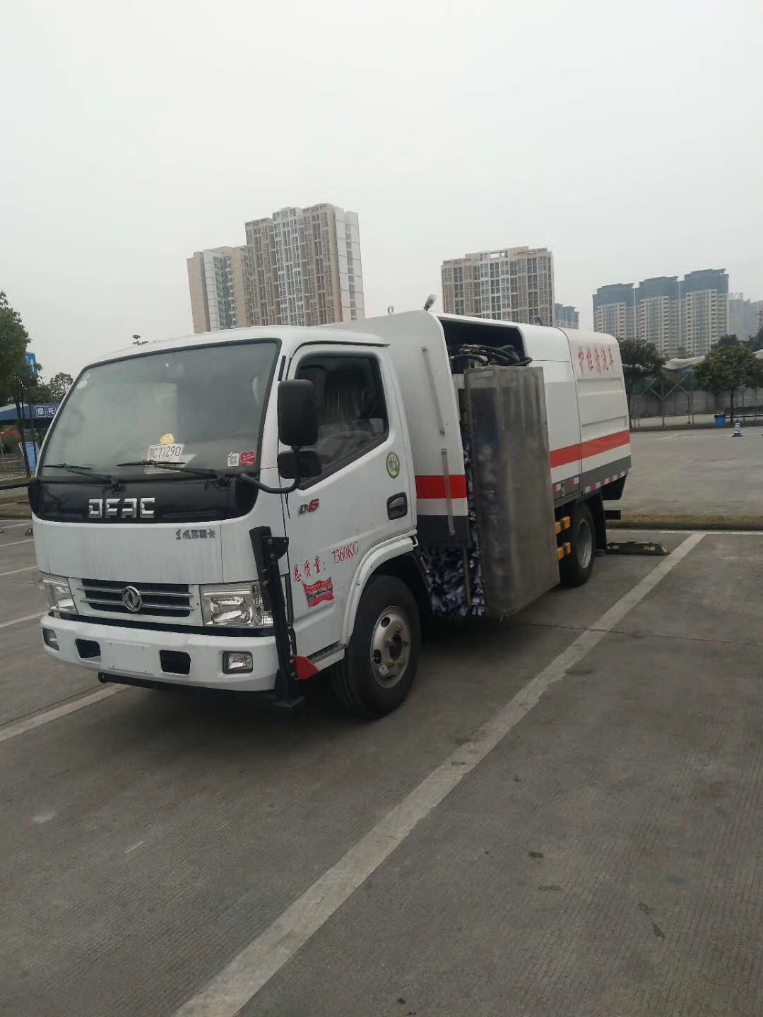 城市護(hù)欄清洗車(chē)