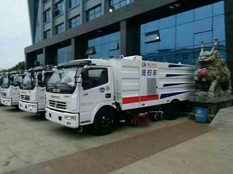 發(fā)往廣西的洗掃車、人行道路面高壓清洗車