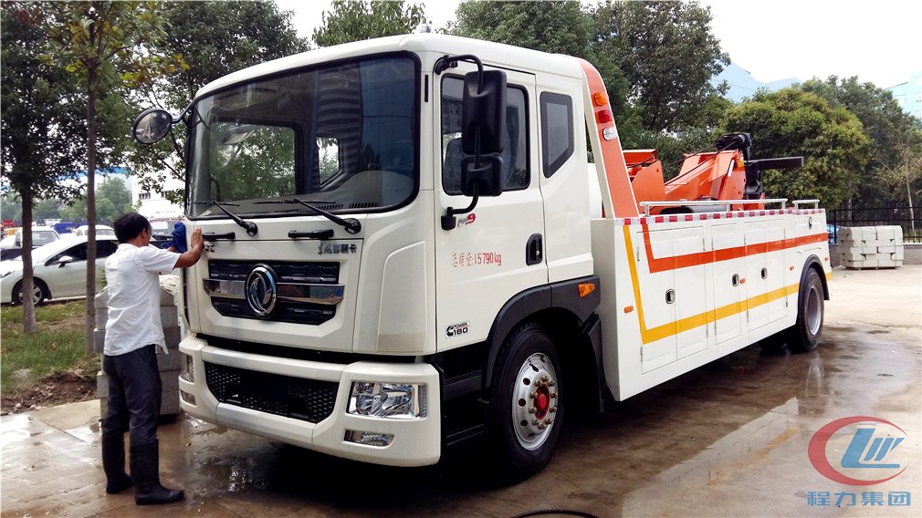 程力集團(tuán)東風(fēng)D9一拖一清障車(chē)側(cè)面圖